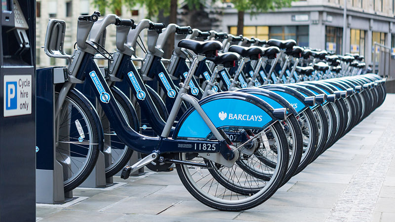 دستگاه خودکار تحویل دوچرخه در لندن در طرح کرایه دوچرخه بارکلیز.