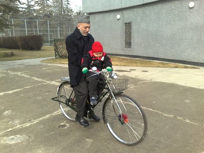 دوچرخه سواری رئیس جمهور افغانستان(حامد کرزای) همراه با پسرش